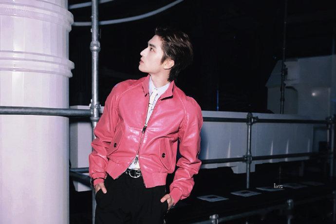 张康乐粉皮衣造型张康乐此次身穿Burberry 2026夏季系列闭秀款玫粉色短款