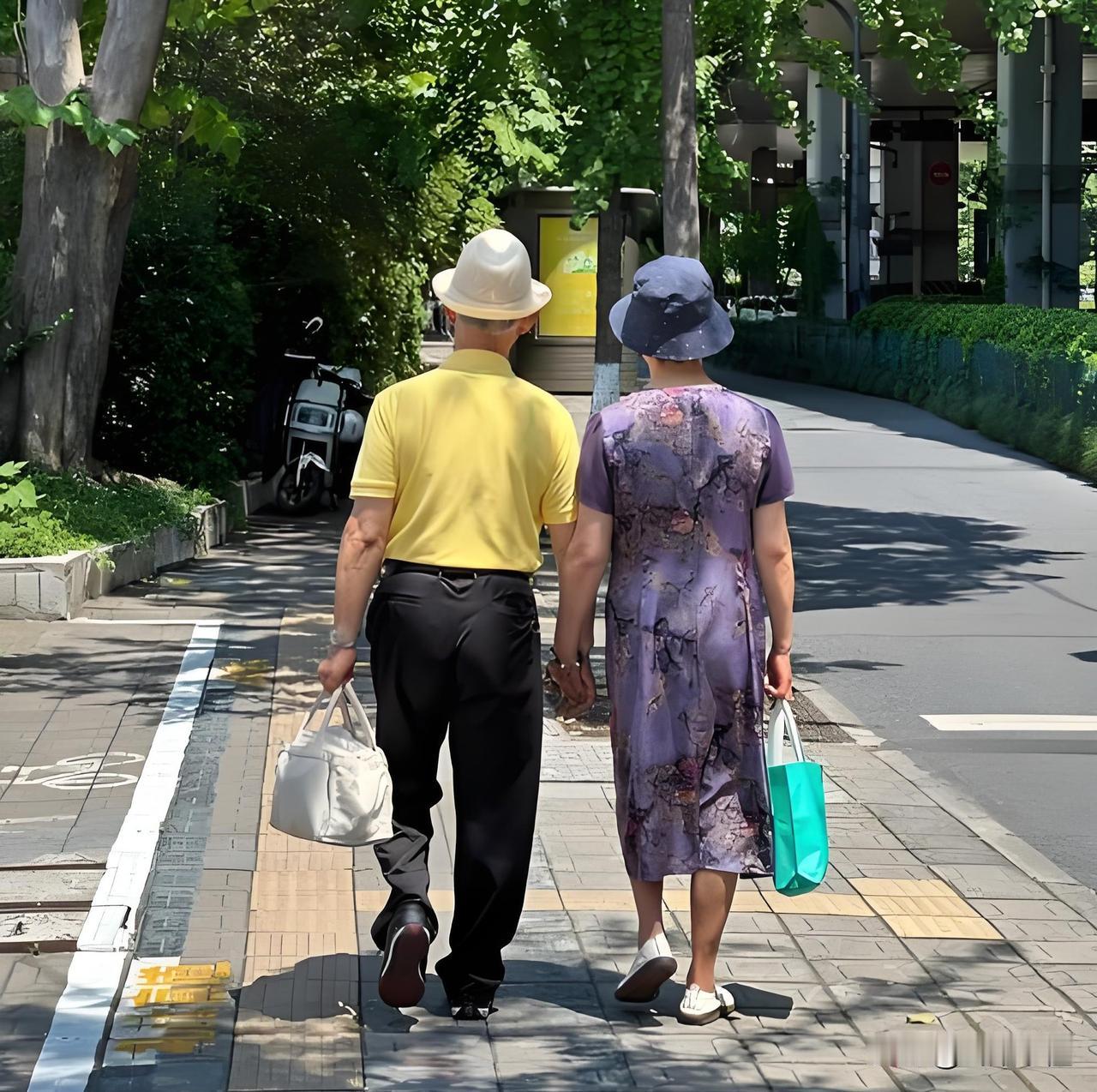 人过六十我才幡然醒悟：不要过度为儿女操心。
 
我们60后这一代人，天生就是操心