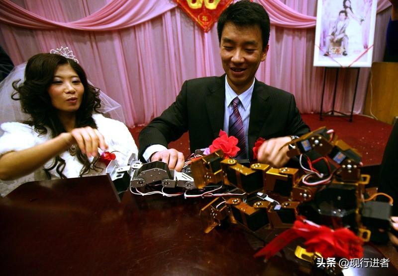 女子与伴郎出轨同居生子，获重婚罪。相似的生活轨迹，丈夫婚后常外出打工，二十多岁的