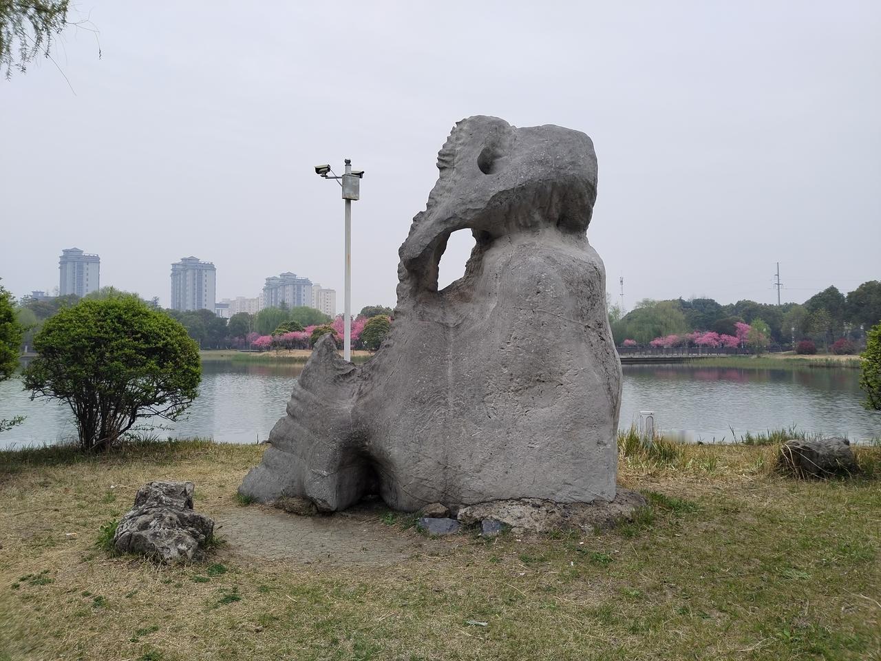 【趣联联趣】
上联：两岸风光相映照，
下联：？
【一字千金】
《记郑丽文女士受邀