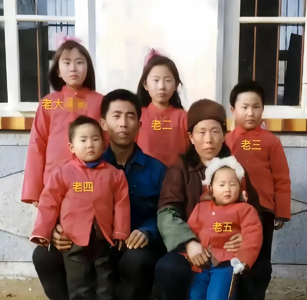 五个好姐妹与爸爸妈妈在一起合影。
她们一起跨越30年，对爸爸妈妈的爱始终不变。