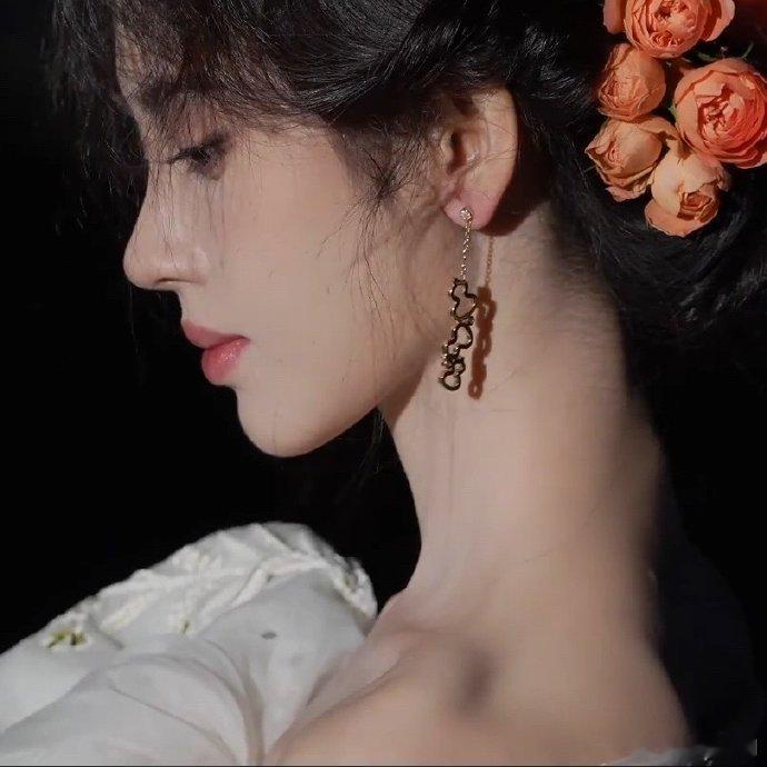 #鞠婧祎夜幕下的海上钢琴家#不得不说鞠婧祎的最新妆造海上的钢琴家如是优雅展现，月