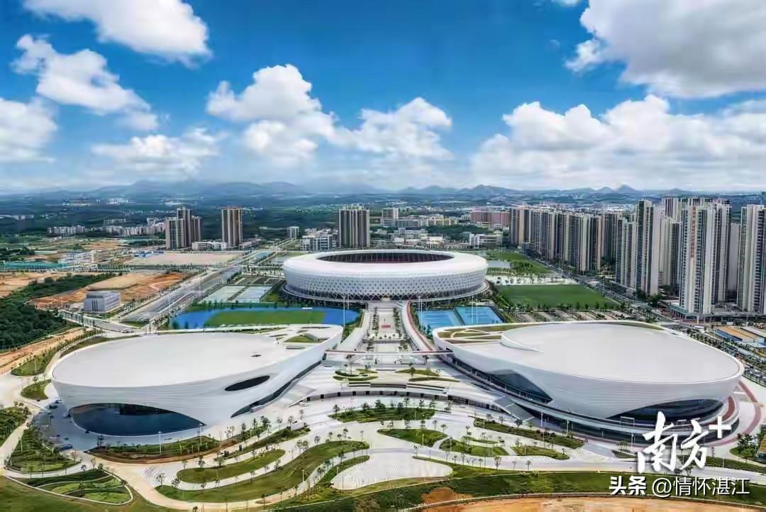 粤西地区拥有两座奥体中心，分别为湛江奥体中心和茂名奥体中心。湛江奥体中心较茂名奥