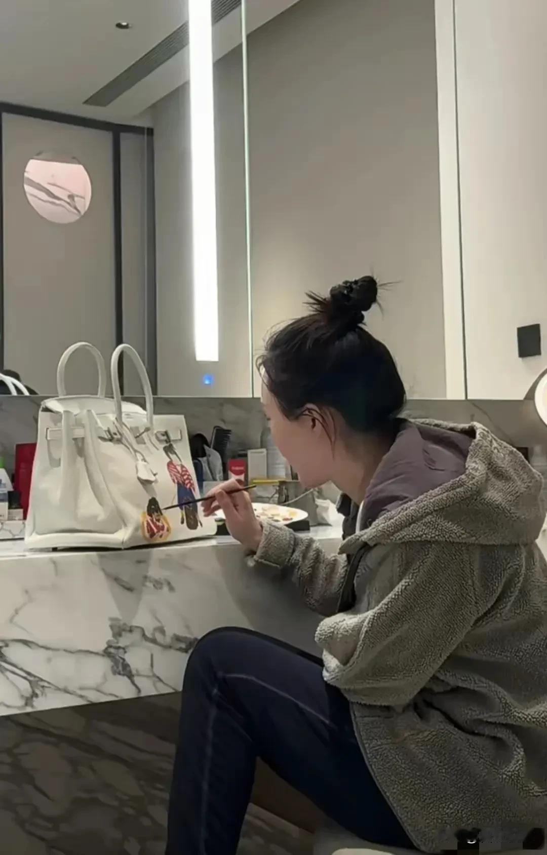 很奇怪
田朴珺想说啥

老夫少妻的组合
不用自己抛头露面赚米

也不用担心一日三