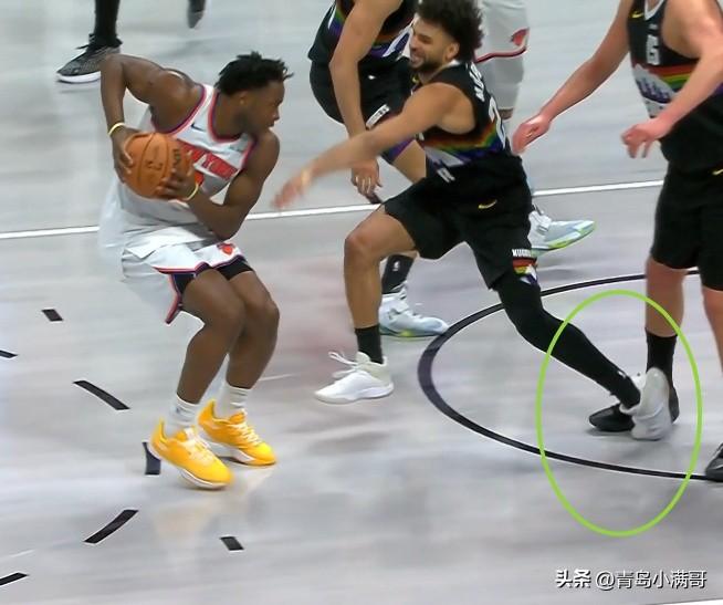 穆雷遭约老师误伤了！！！

掘金在主场背靠背对阵尼克斯的比赛中迎来了他们的全明星