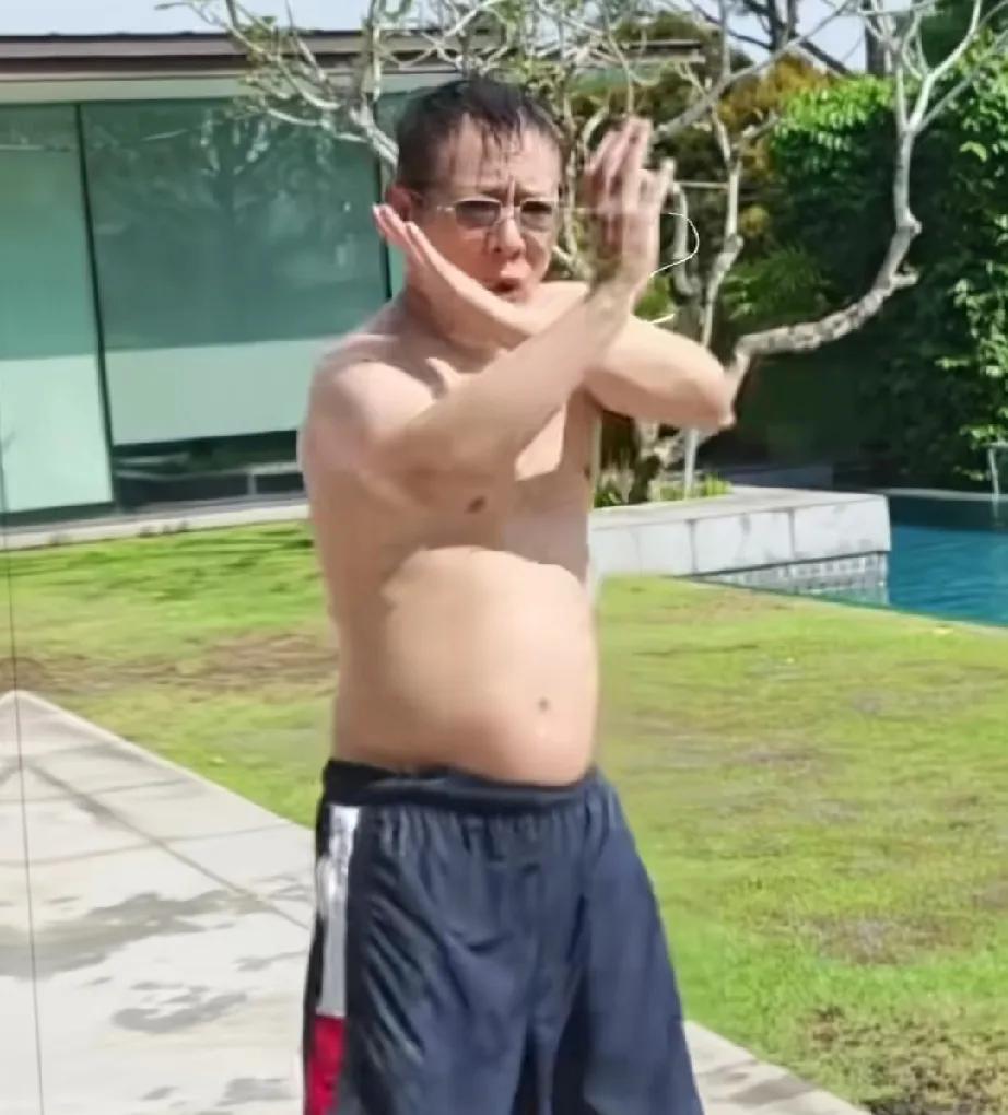 现在不仅李连杰年轻了，倪萍也变年轻了。
前些天李连杰老师在社交平台上赤着上身，进