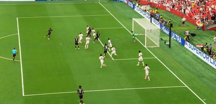 2026美加墨世界杯 登顶！加拿大6-0九人卡塔尔取世界杯首胜 戴维戴帽科内骨折