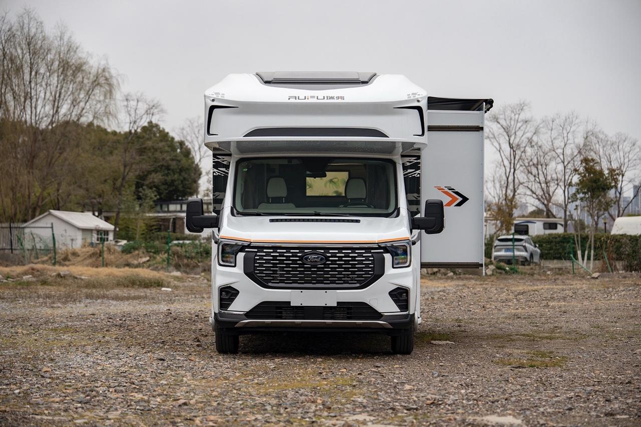 房车太大不好驾驭？
房车太高不好通过？
房车外观颜值不够？

瑞弗房车F820中