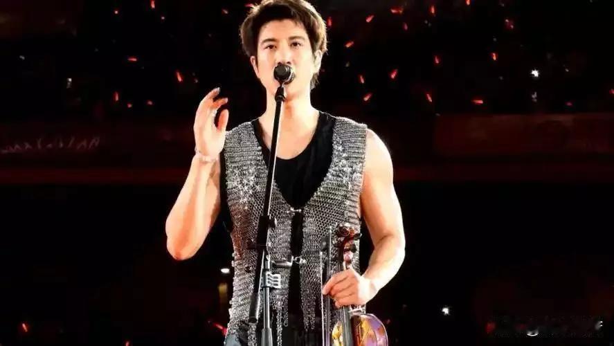 王力宏舞台意外摔倒，毁容。7月4日成都演唱会上，开场不久他就因工作人员疏忽，被未