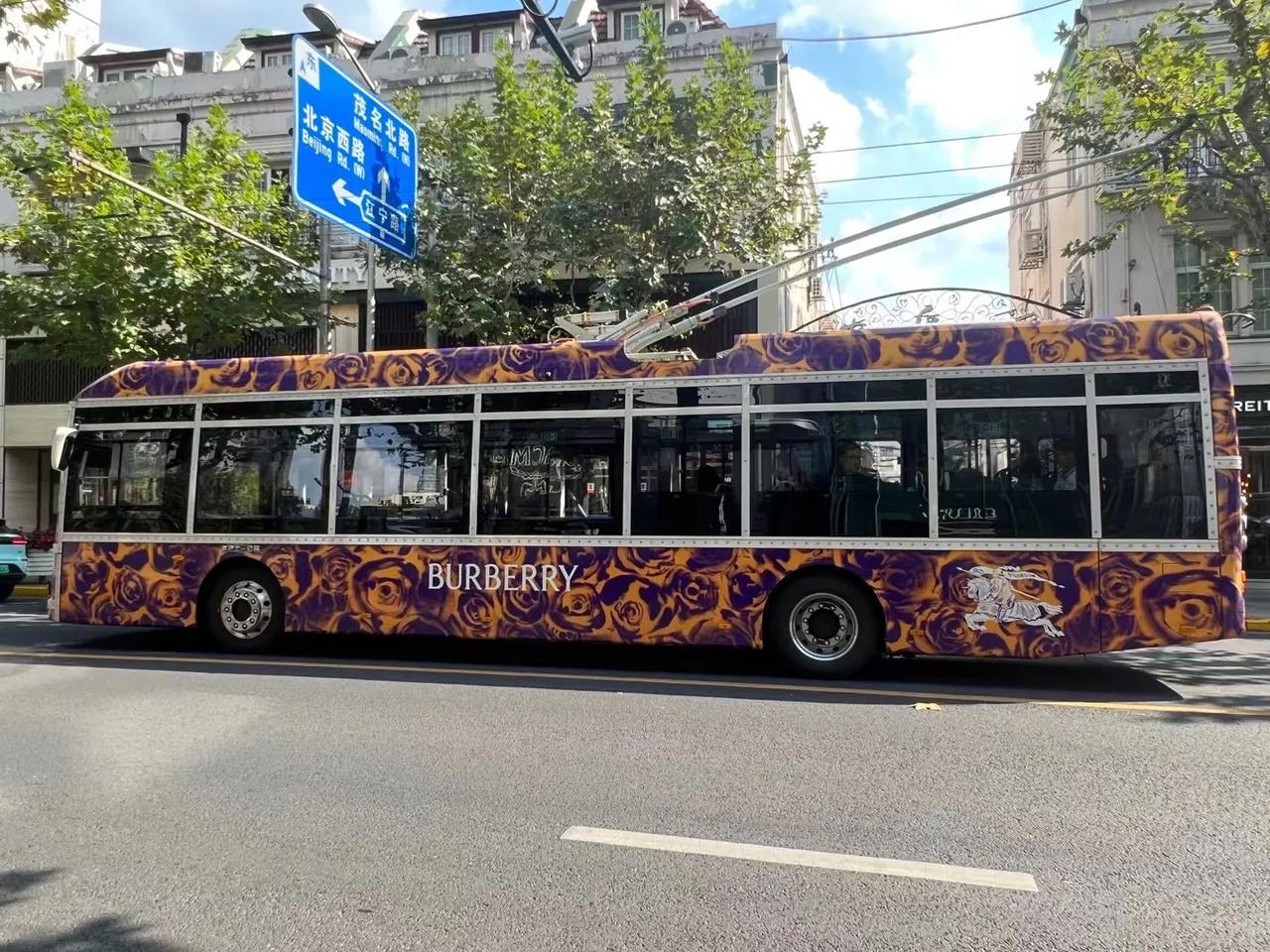 Burberry 在上海开启了宣传模式。