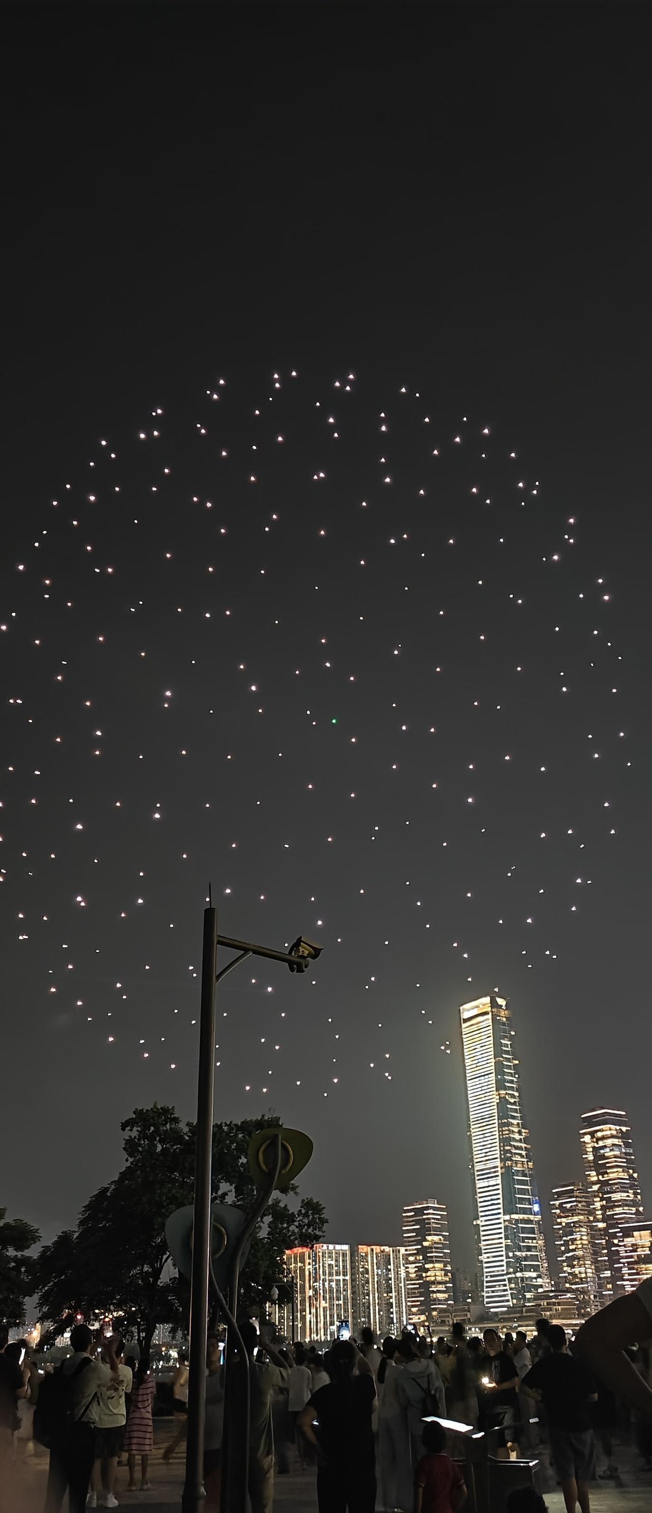 0元玩转这座城无人机表演赶上了，人山人海里总算看到了一场震撼的无人机画面。太感动