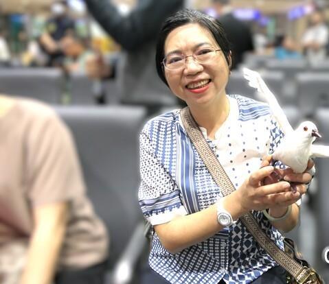 新党发言人陈丽玲开口了。陈丽玲称，郑丽文这次访陆行对台湾来说相当“解气”，因为台