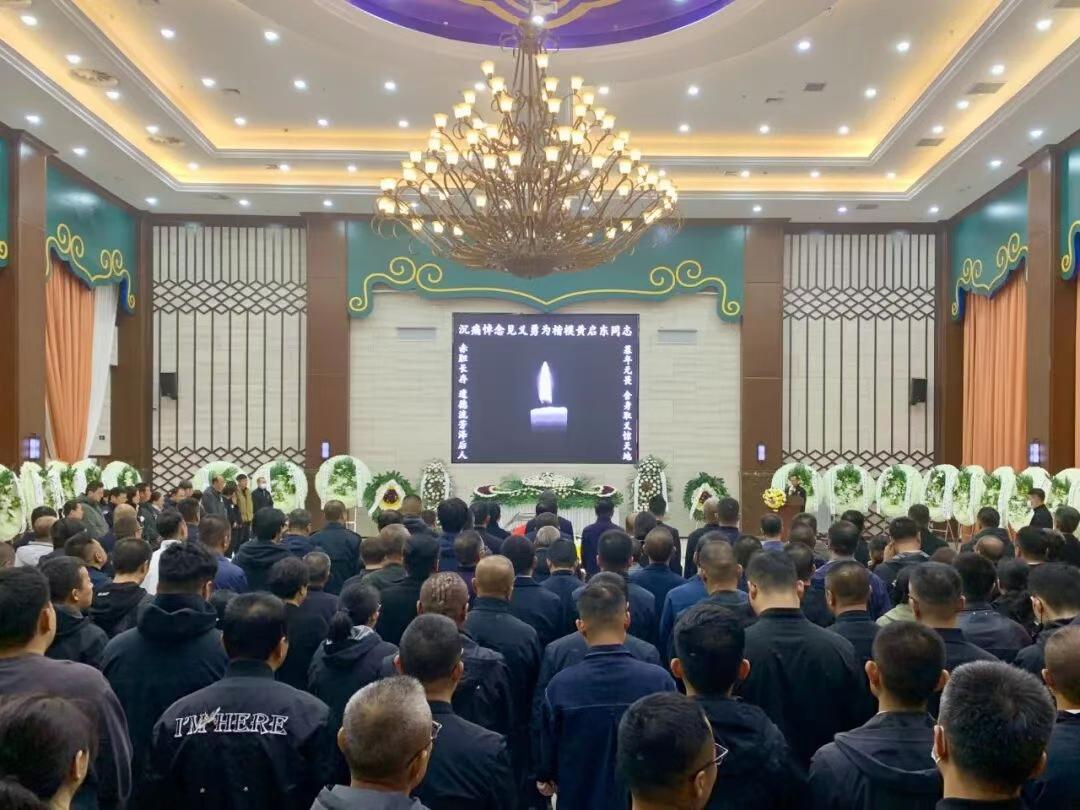 朋友老许的追悼会进在举行，会场里庄严肃穆，到场的亲朋好友，以默哀的方式，寄托着对