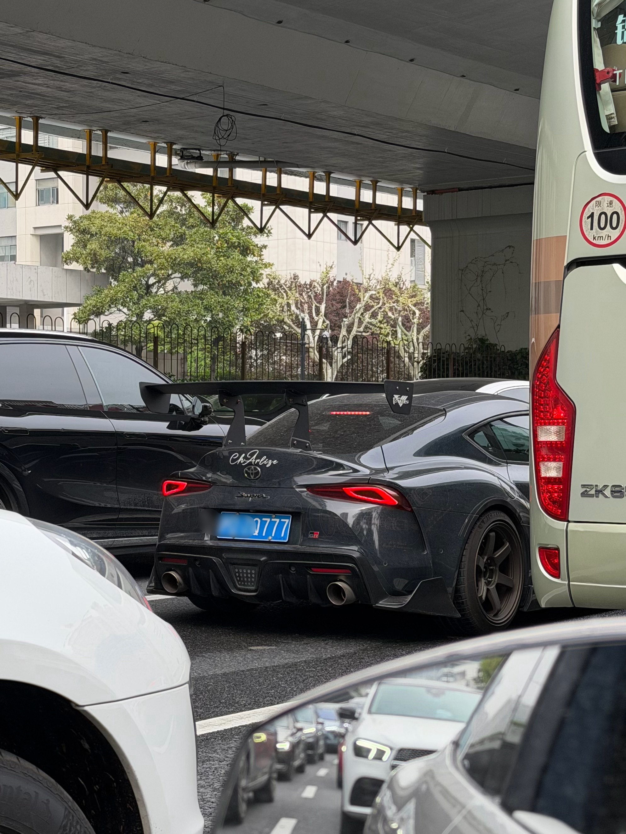 每天开这么大的尾翼去上班，可太有个性了。 