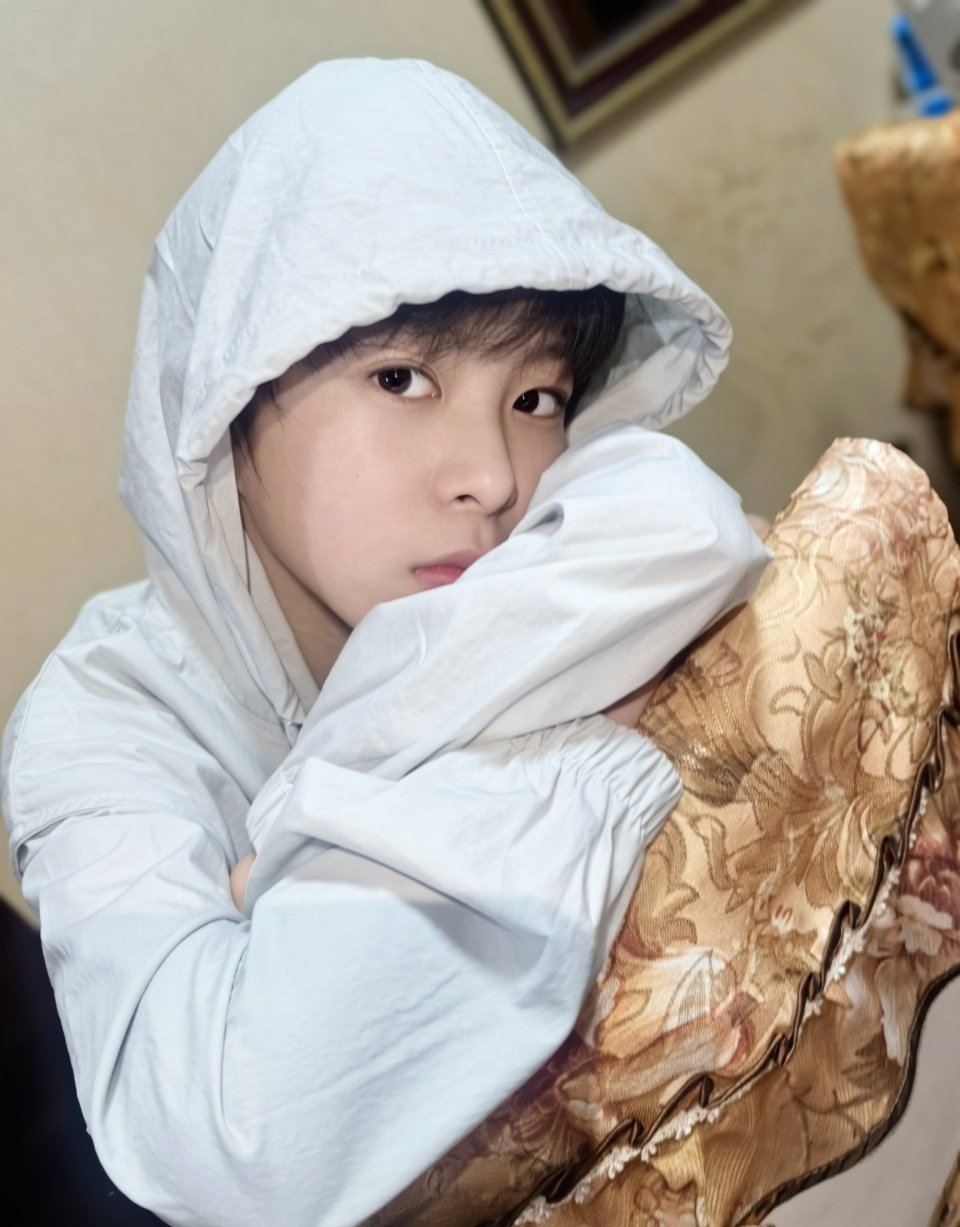 霖爷这波失误了 应该调个低饱和 然后配上伤感音乐发到他的快小手去 ​​​
