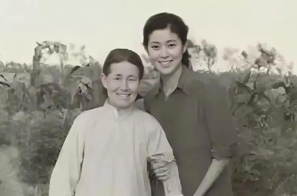 倪萍和姥姥的合影
不得不说，倪萍年轻的时候长得真漂亮，妥妥的大美女。