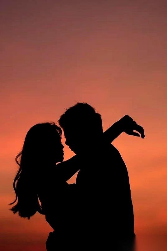 夫妻之间，哪有什么隔夜仇。
床头吵架床尾和，这话糙是糙了点，但你品，你细品，背后