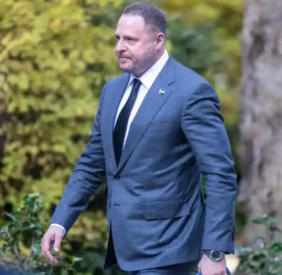 泽连斯基总统办公室主任住所被搜查
     乌克兰反腐部门突击搜查了泽连斯基总统