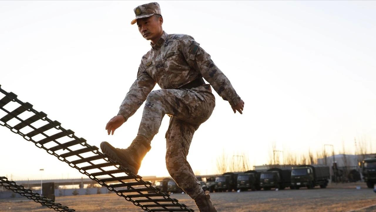 “老左，你又上榜啦！”
中部战区陆军第81集团军某旅
体能特级评定中
今年40岁