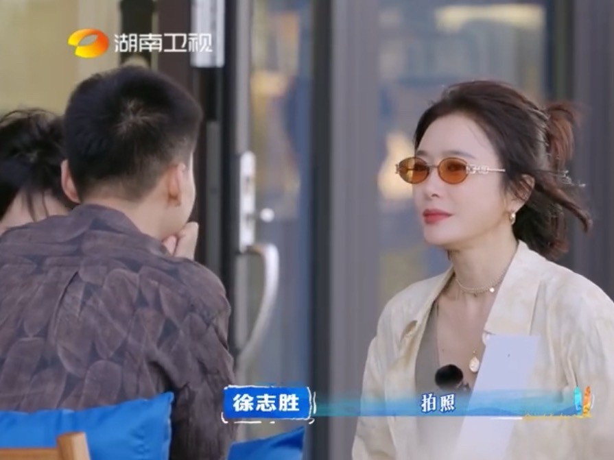 沈月隔着玻璃被秦岚美到直眼沈月徐志胜隔着玻璃被秦岚姐姐美到直眼，虽然姐是真的美神