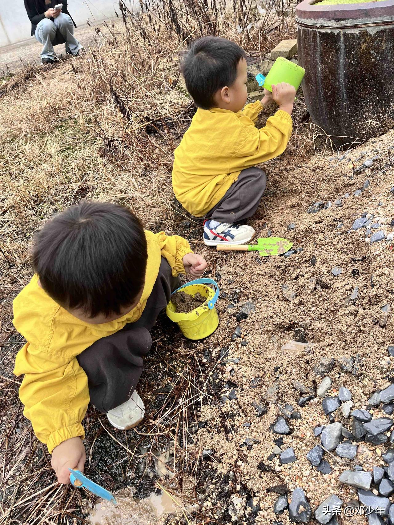 放假回农村的孩子，就爱到处找沙子挖！下雨喜欢到处找水坑踩，你们孩子回农村是不是也