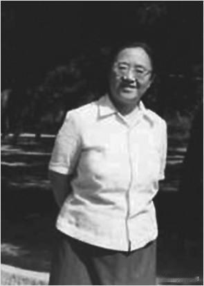 韦君宜，1917年出生，1934年入清华大学哲学系学习，1936年入党。1939