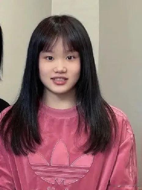 张佳齐自从退役以后，很快进入直播的行列，适应能力很强。她在直播中说，要理性消费，