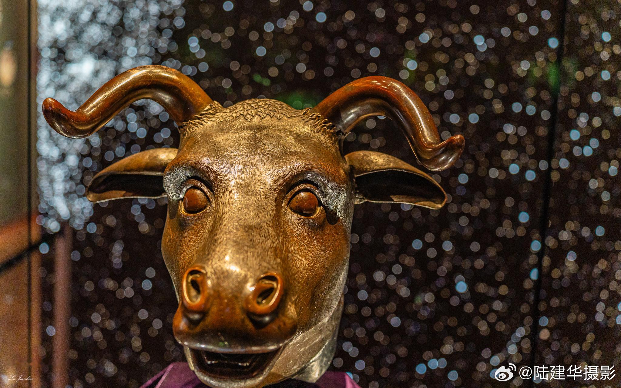 【四座铜兽首齐聚澳门美高梅】由澳门保利美高梅博物馆主办的《蓝色飘带》海丝遗珍展览