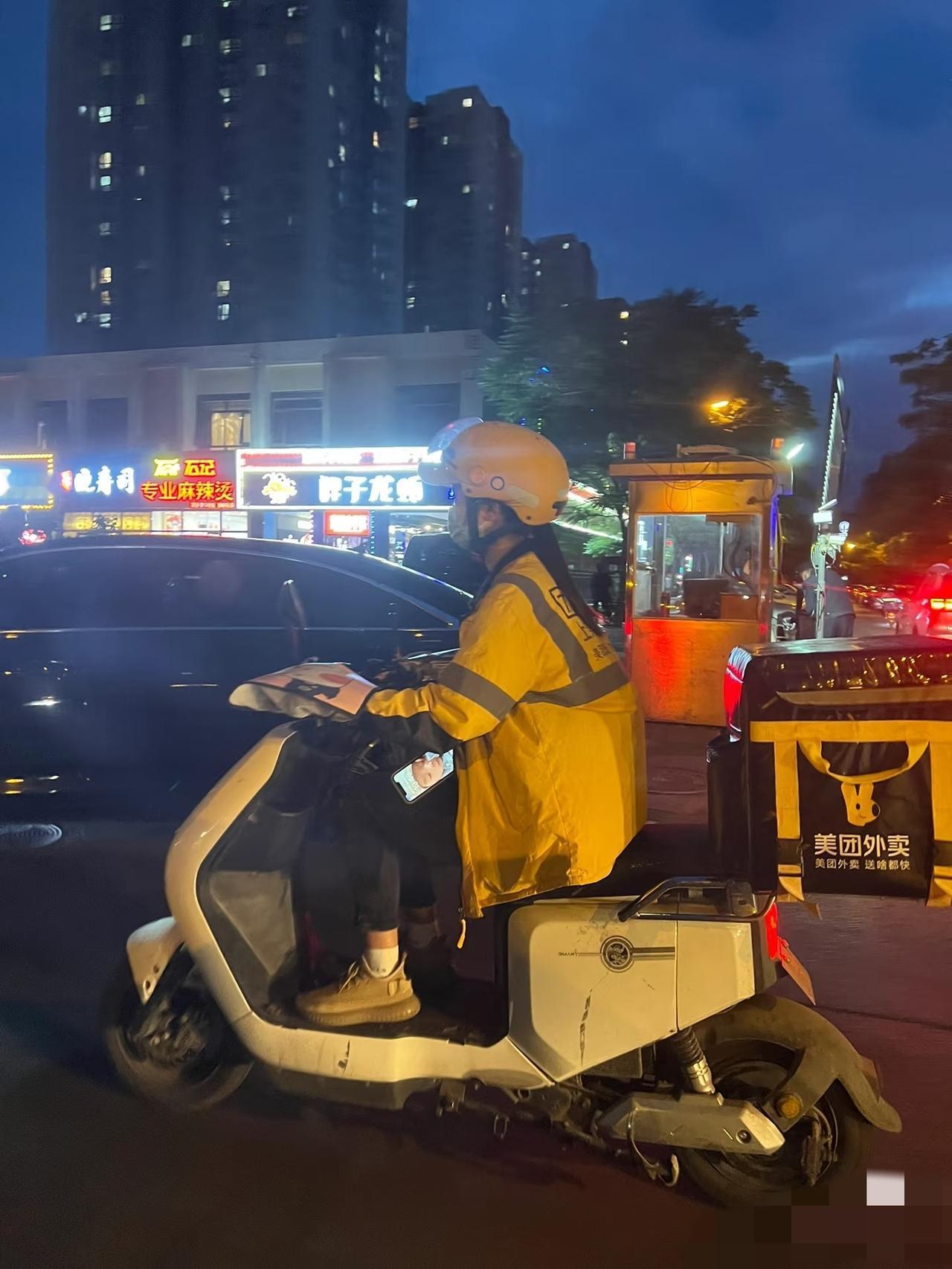 你敢信吗？现在晚上跑外卖的女生也太多了！昨天碰到个超实在的姐姐，跟我

唠半天，
