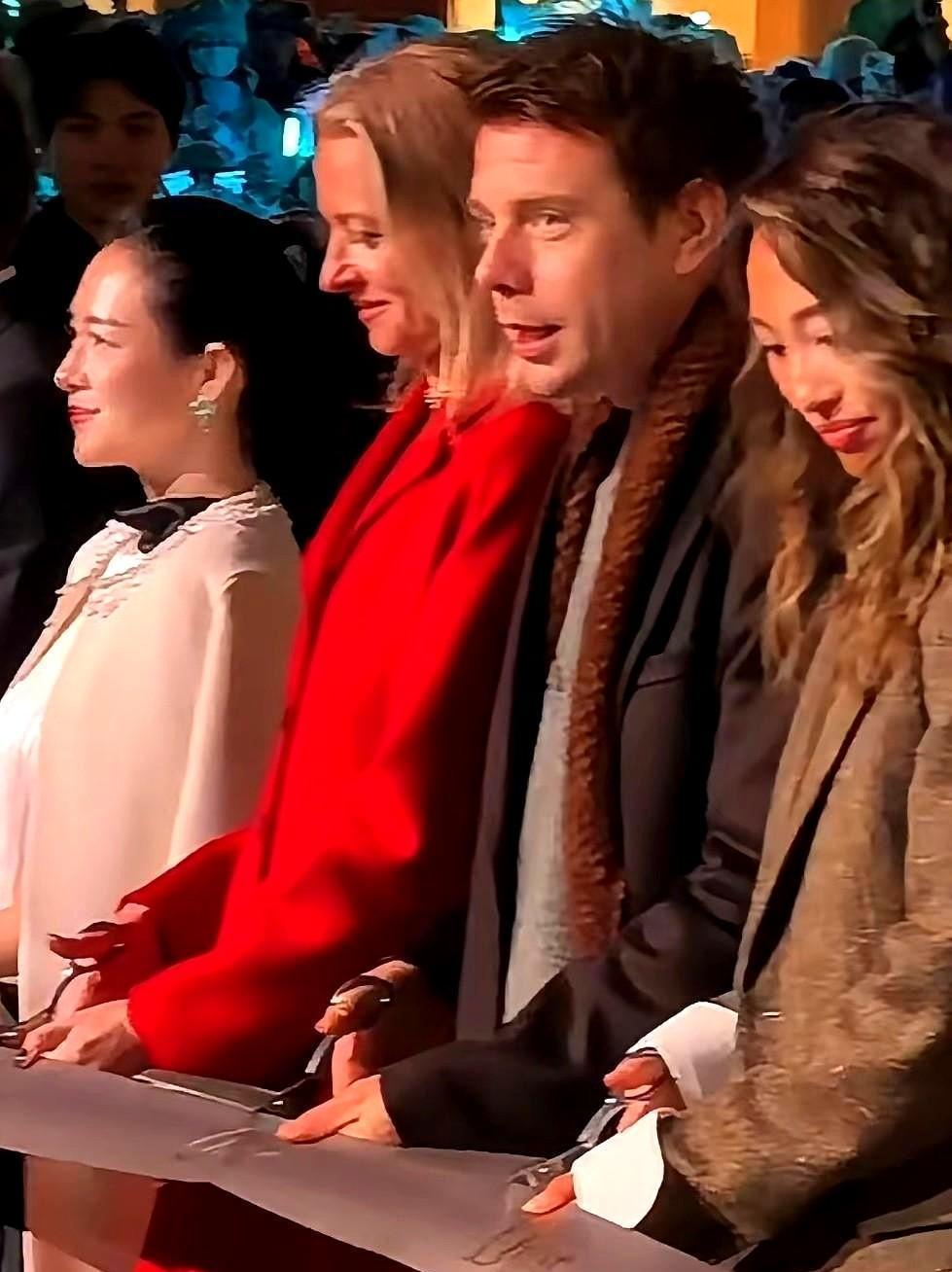 美不是看出来的，是跑出来的。
看郑钦文救球那一下：脚掌蹬裂红土，脊椎像弹簧压缩到