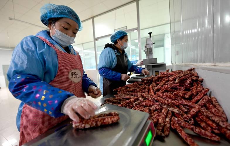 如果这21万元用死因不明猪肉加工的肉脯流进市场，可能造成数千个家庭在不知情中吃下