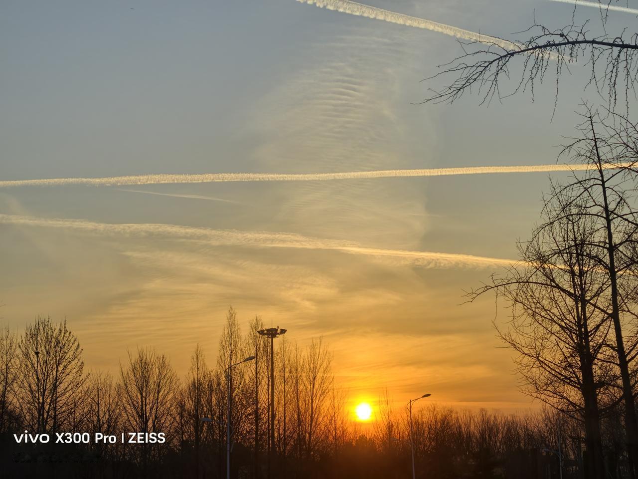 请用一句话概括一下，什么是幸福对我现在来说幸福就是去饭馆不看菜价，加油就加95的