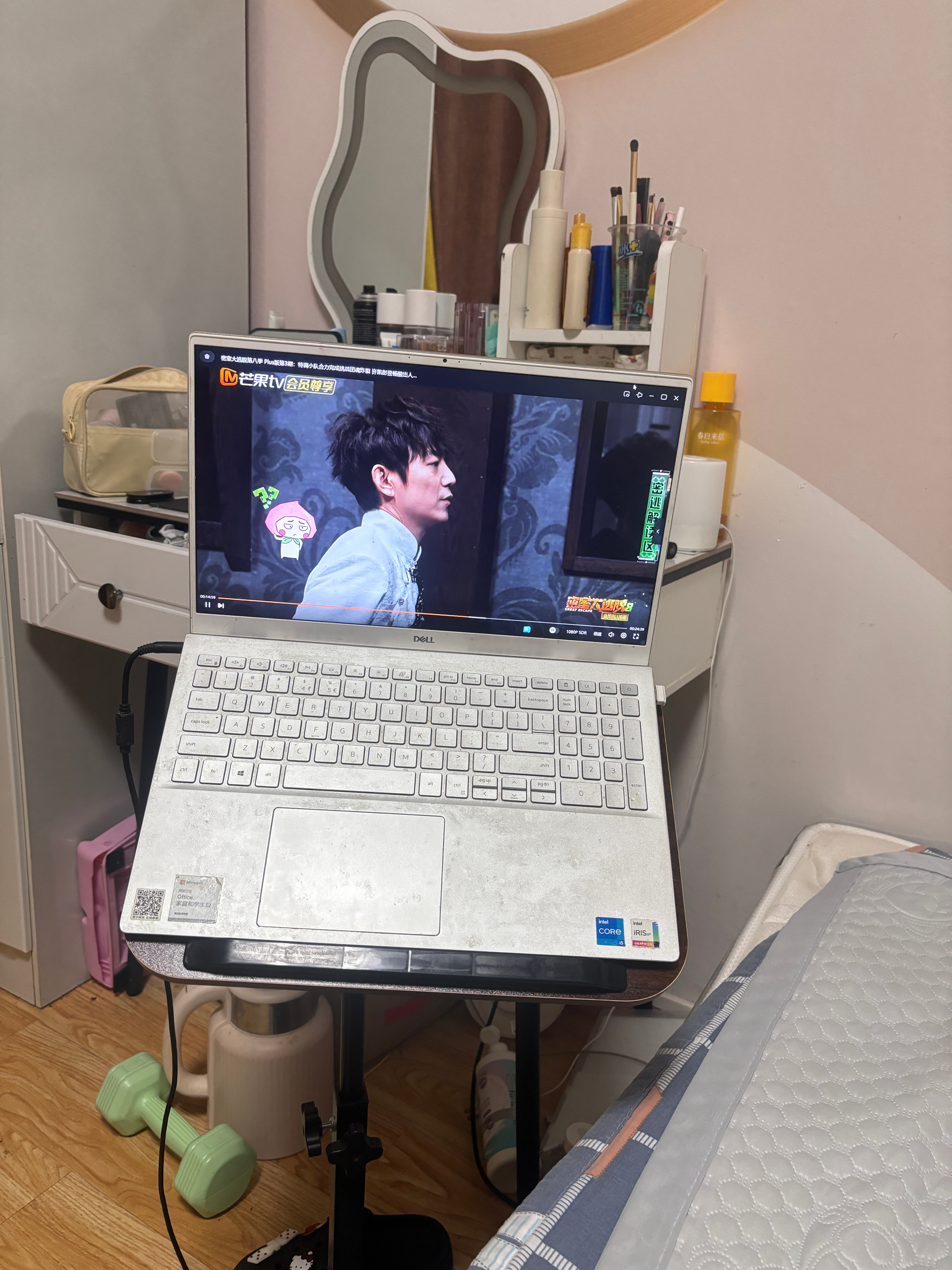 休息一天躺床上爽看一整天综艺 不仅看了密逃 爸爸当家也好好看 这会员充的值 