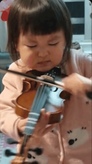 逼着我练琴，
恨不得把琴锯成两半！