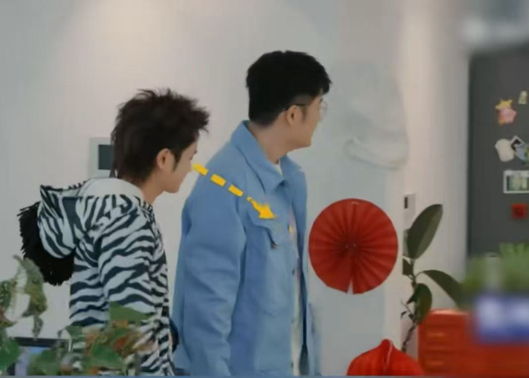 陈赫说王勉一进门就给他穿小鞋哈哈哈哈哈 陈赫忘脱鞋被王勉提醒，本来是个尴尬场面。