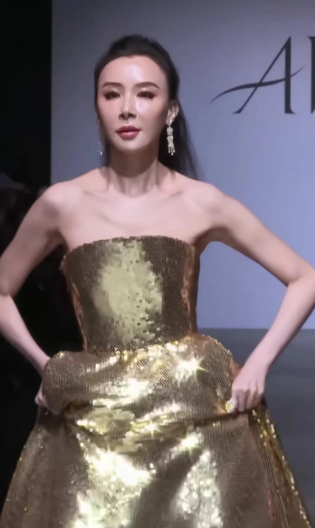 56岁的萧蔷最新活动
虽然也有医美痕迹
但是这已经是很不错很自然的状态了
不愧曾