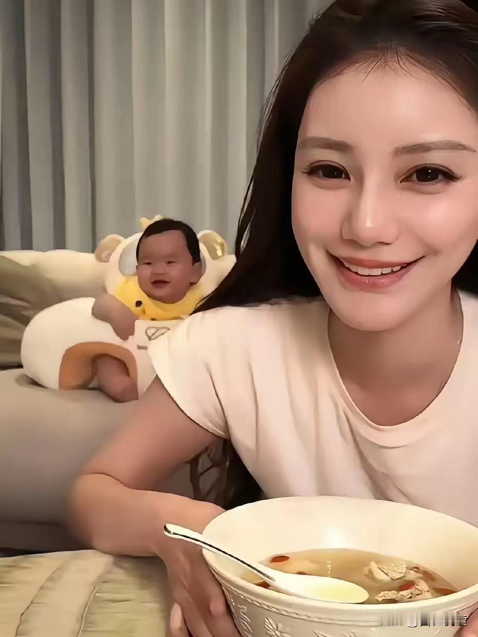 马筱梅亲自去菜市场买菜做饭
亲自带孩子读绘本哄睡……
说白了这就是笔买卖

什么