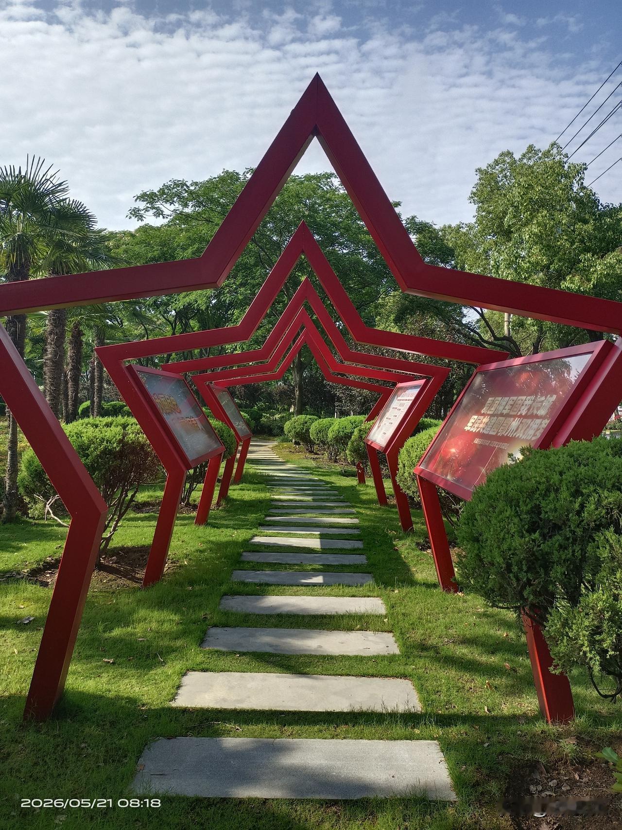 小巧雅致口袋公园，闹市一隅藏清幽景致，草木葱茏，惬意风光抚慰日常人心！