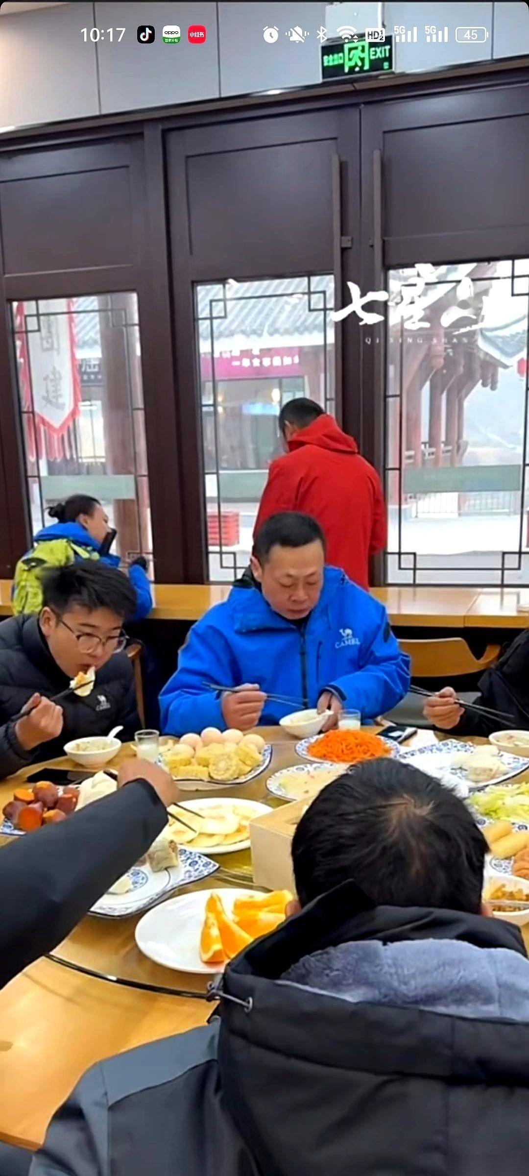 散伙饭的桌上，我谁都没看，就盯着熊二。
那哪是吃饭啊，那是把命往回续。
前几天在