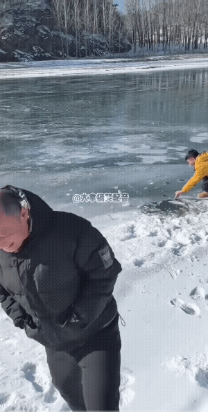炮还没响，人却先栽进去了！
还以为他点完烧会朝冰面上或雪地里跑，却万万让人没有想