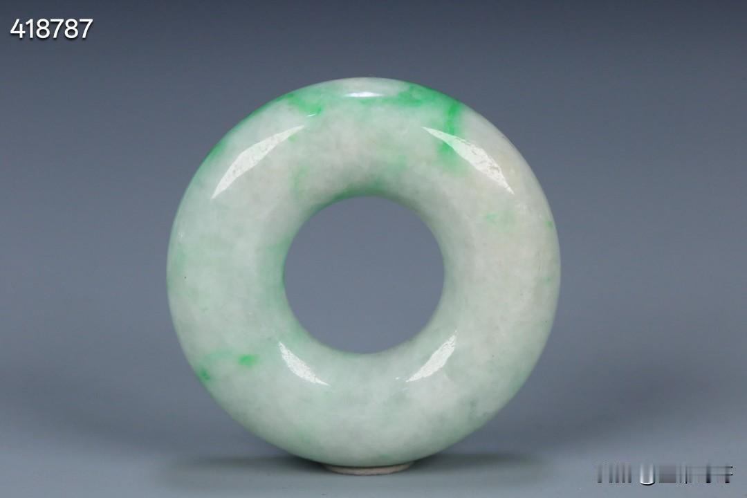 清代 翡翠平安圈。尺寸4.6＊1.3cm