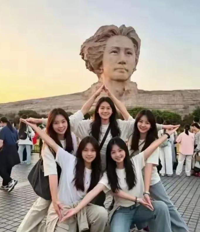 重庆5个二十出头的女孩，相约奔赴长沙橘子洲。她们并肩站定，摆出一颗五角星。这张合