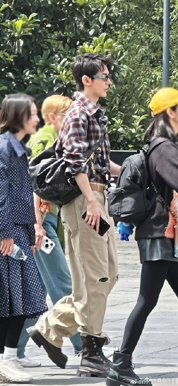 花少世界树奇遇派对直播花儿与少年 花少团解锁博物馆全新直播场地，世界树展览氛围感