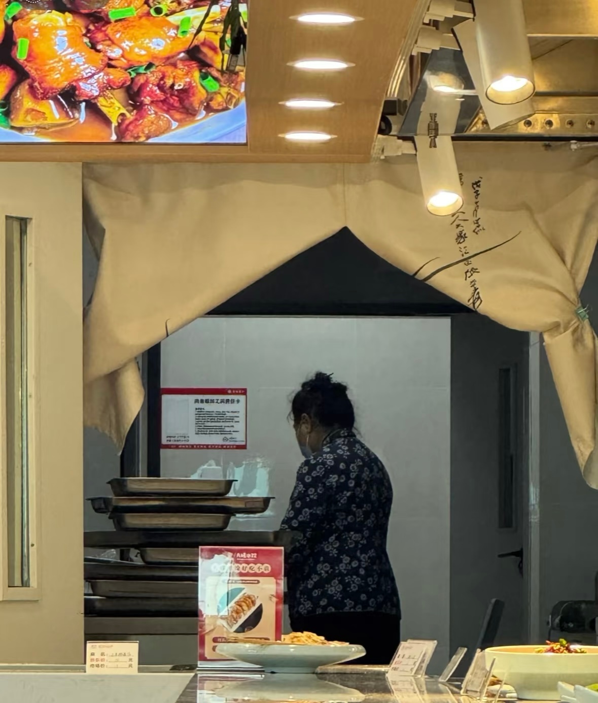 京东食堂新晋网红打卡地，刘强东妈妈饺子档口。大姨每天亲自坐镇包饺子，内部创业搞事