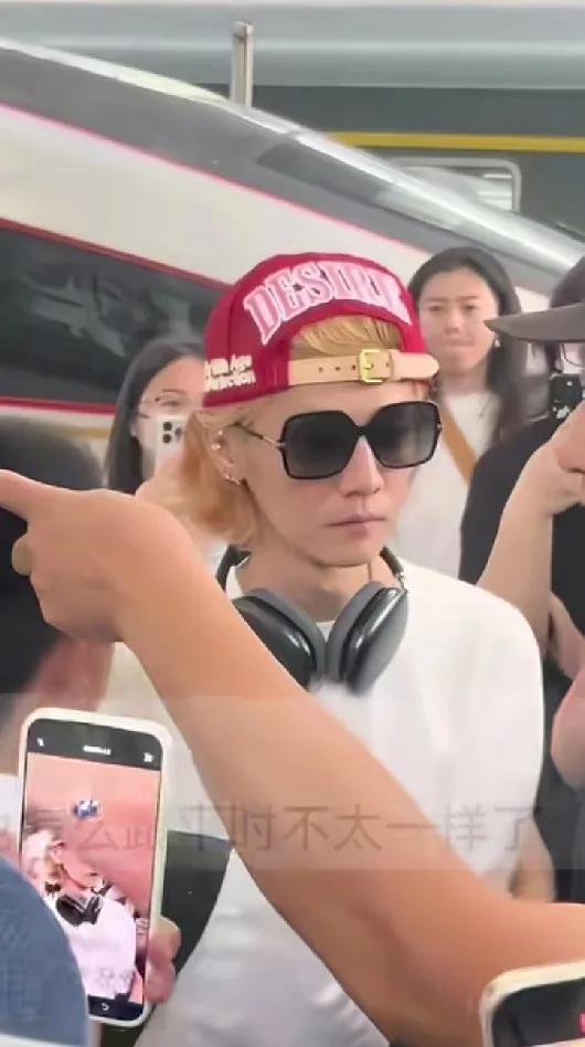 鹿晗最近怎么了？怎么瘦成这个样子了？看着眼神都已经放空了   就是那种厌世的感觉