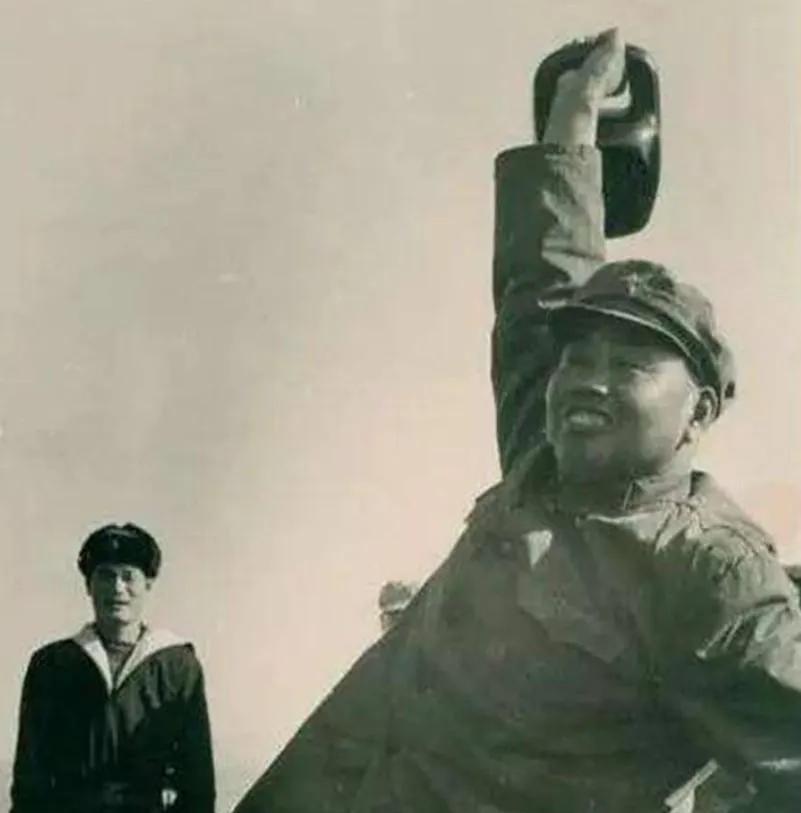 1941年，许世友和前清高手切磋武艺，前清高手说：“我能躲子弹！”许世友哈哈大笑