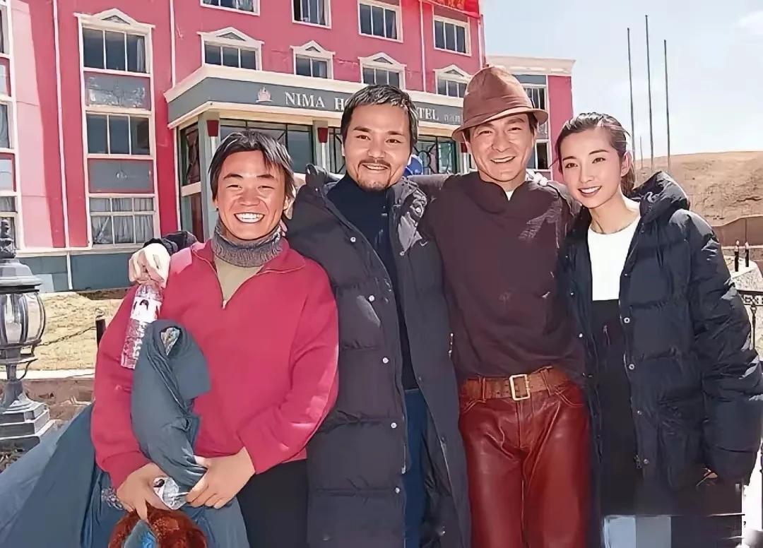 电影《天下无贼》的主演们在西藏留下珍贵合影。李冰冰、刘德华、王宝强皆在其中，而左