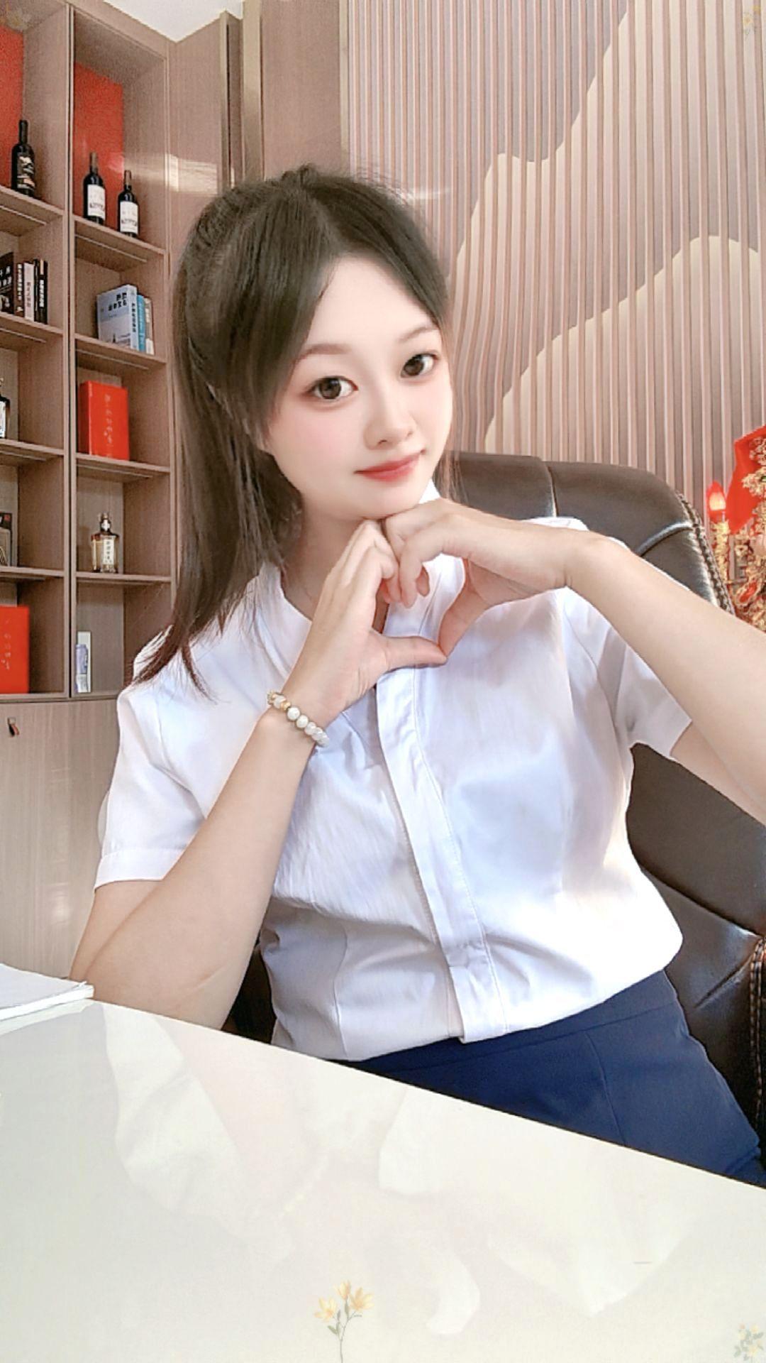 后来才懂了这句话：“不是我配不上你，你配不上我，而是，我配不上你的风情...