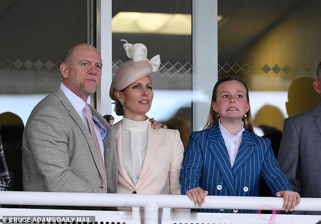 卖萌可耻 月初跟爸妈一起看赛马的米娅·廷达尔（英国安妮公主的外孙女）在看台上上演