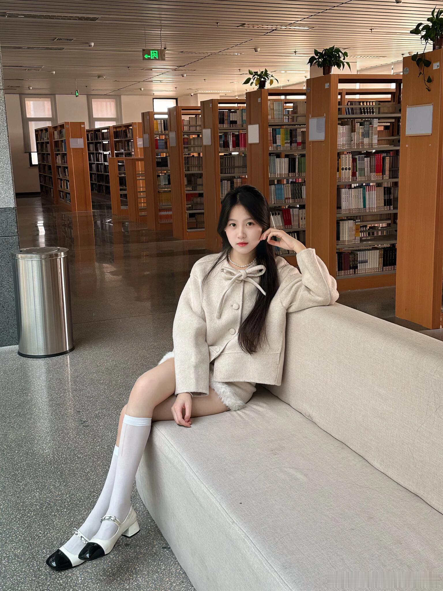 图书馆里的丝袜少女～ 